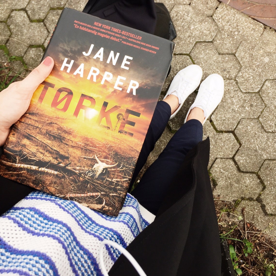 Et billede af bogen tørke og en bogblogger og forår og modetøj 