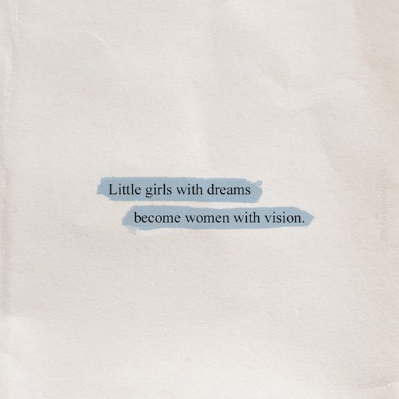 et billede af et stykke papir hvor der stået skrevet "Little girls with dreams become women with vision."