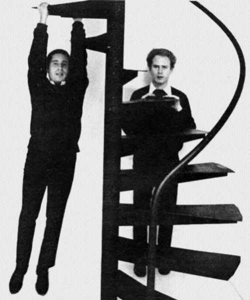 Et billede af Simon & Garfunkel der står og hænger på en trappe